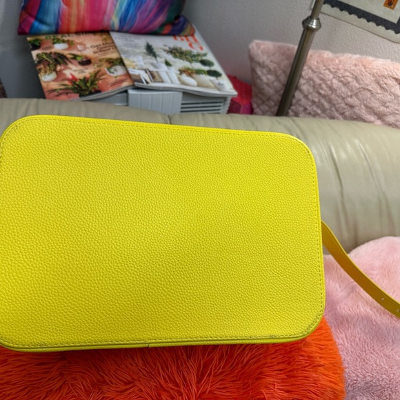 TRULY Beautiful Bright carrying case - Picture 12 of 15